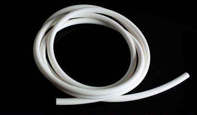 告別選材困惑：嶸牌耐介質硅膠管專業(yè)選型方案，為酸、堿、油脂輸送精準護航